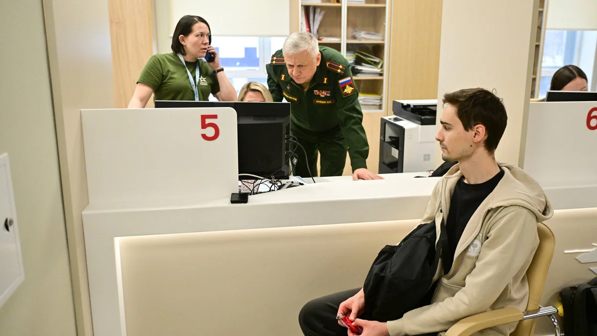 Призывник в сборном пункте, Москва, 1 апреля 2025 года. Фото: Сергей Киселев / АГН «Москва»