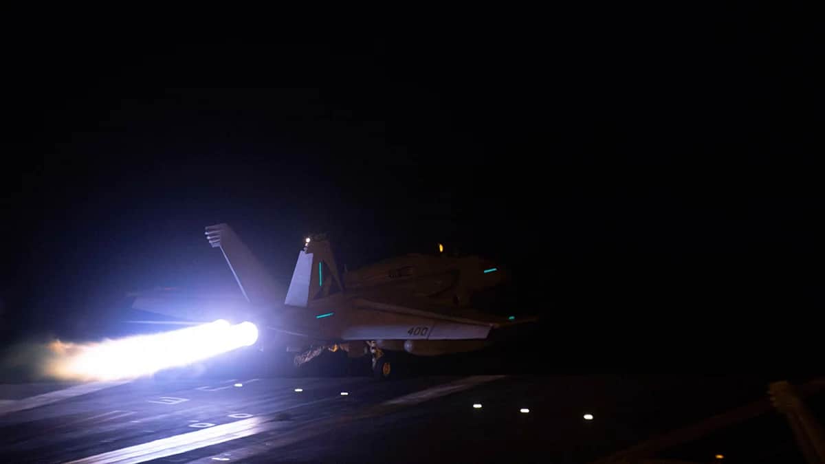Военный самолет взлетает с корабля ВМС США и Великобритании для совершения удара по Йемену, 12 января 2024 года. Фото: U.S. Central Command (CENTCOM) / Anadolu / Getty Images