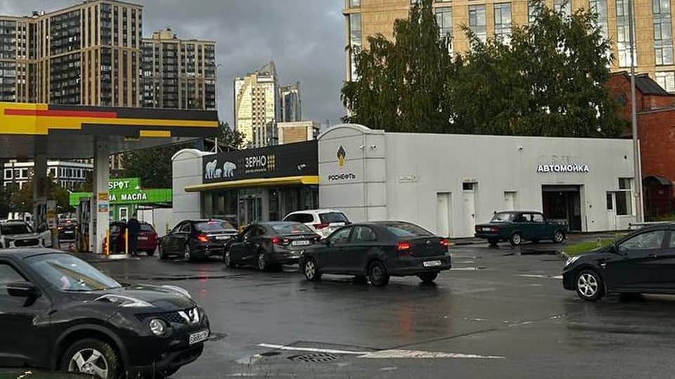 В Петербурге возник дефицит бензина. АИ-92 и АИ-95 есть менее чем на каждой пятой заправке 