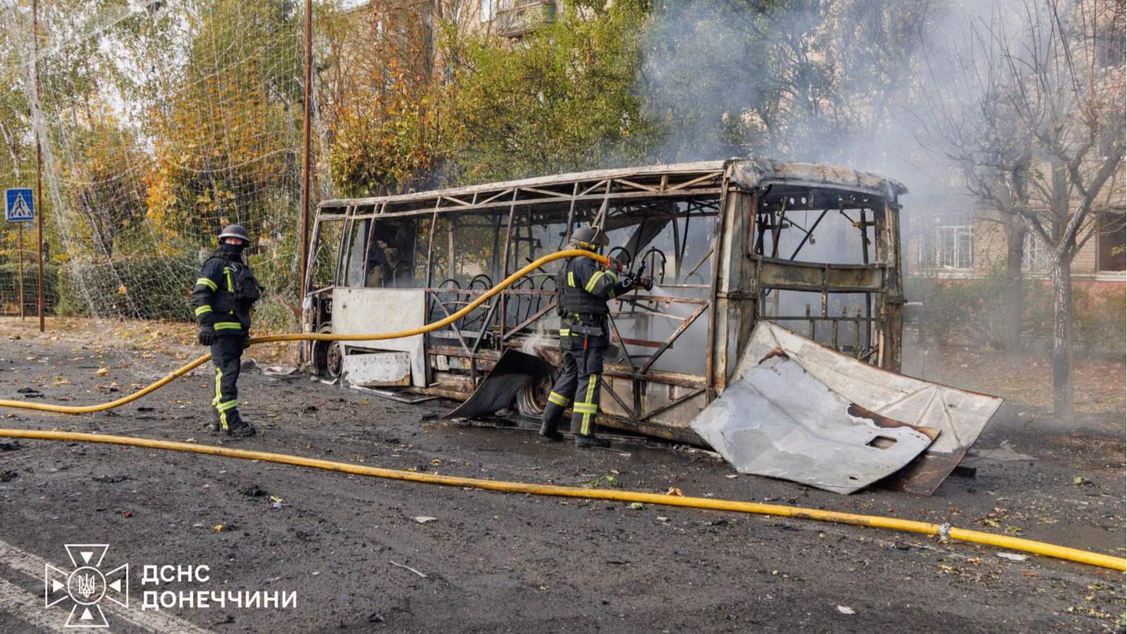 Автобус в Краматорске, сгоревший после российского удара. Фото: ГСЧС Украины / Telegram