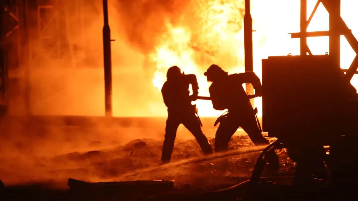Firefighters extinguish the fire caused by Russia’s attack on one of Kharkiv’s infrastructure facilities, 11 September 2022. Photo: Vyacheslav Madiyevskyy / Ukrinform / Future Publishing / Getty Images