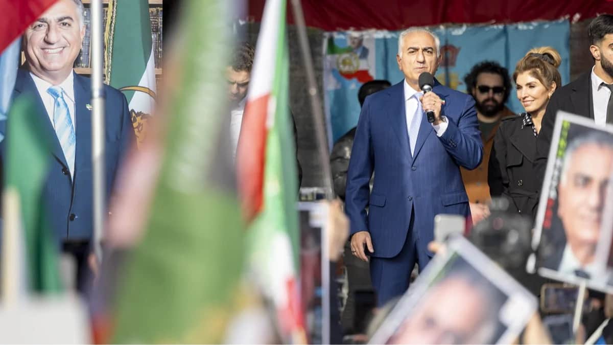 Иранский наследный принц Реза Пехлеви с супругой Ясмин выступает перед сторонниками перед европейской штаб-квартирой ООН во время митинга в Женеве, Швейцария, 18 февраля 2025 года. Фото: Salvatore Di Nolfi / EPA