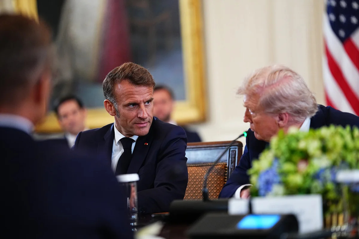 Эммануэль Макрон и Дональд Трамп во время встречи по Украине в Белом дома, Вашингтон, округ Колумбия, США, 18 августа 2025 года. Фото: Aaron Schwartz / EPA