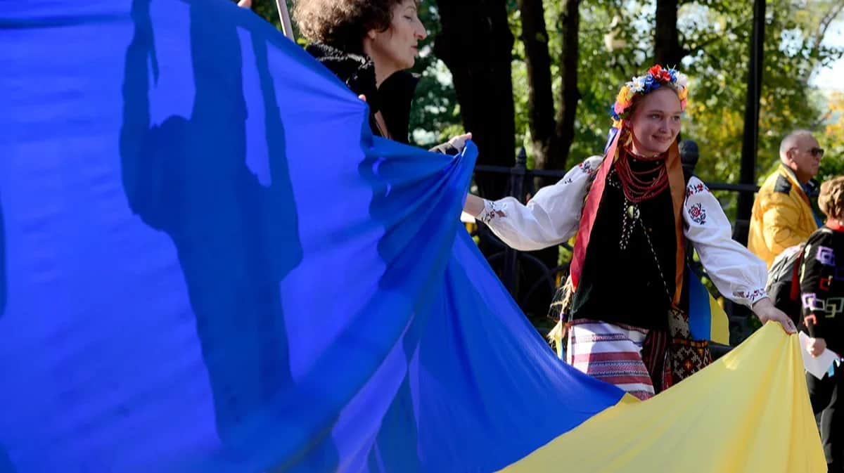 A woman holding the Ukrainian flag during an anti-war demonstration in Moscow, September 2014. Photo: Sefa Karacan / Anadolu Agency / Getty Images