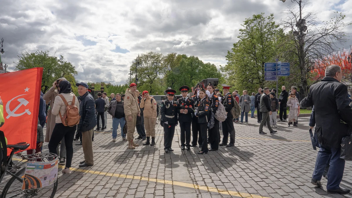 Кадеты и юнармейцы у Александровского сада перед церемонией возложения венков у могилы Неизвестного солдата.