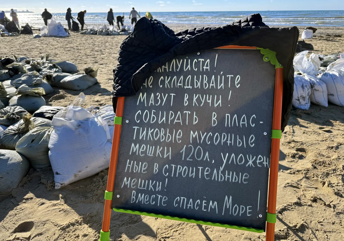 Ликвидация последствий разлива нефтепродуктов в результате катастрофы двух танкеров «Волгонефть». Фото: IMAGO / SNA / Vitaly Timkiv / Scanpix