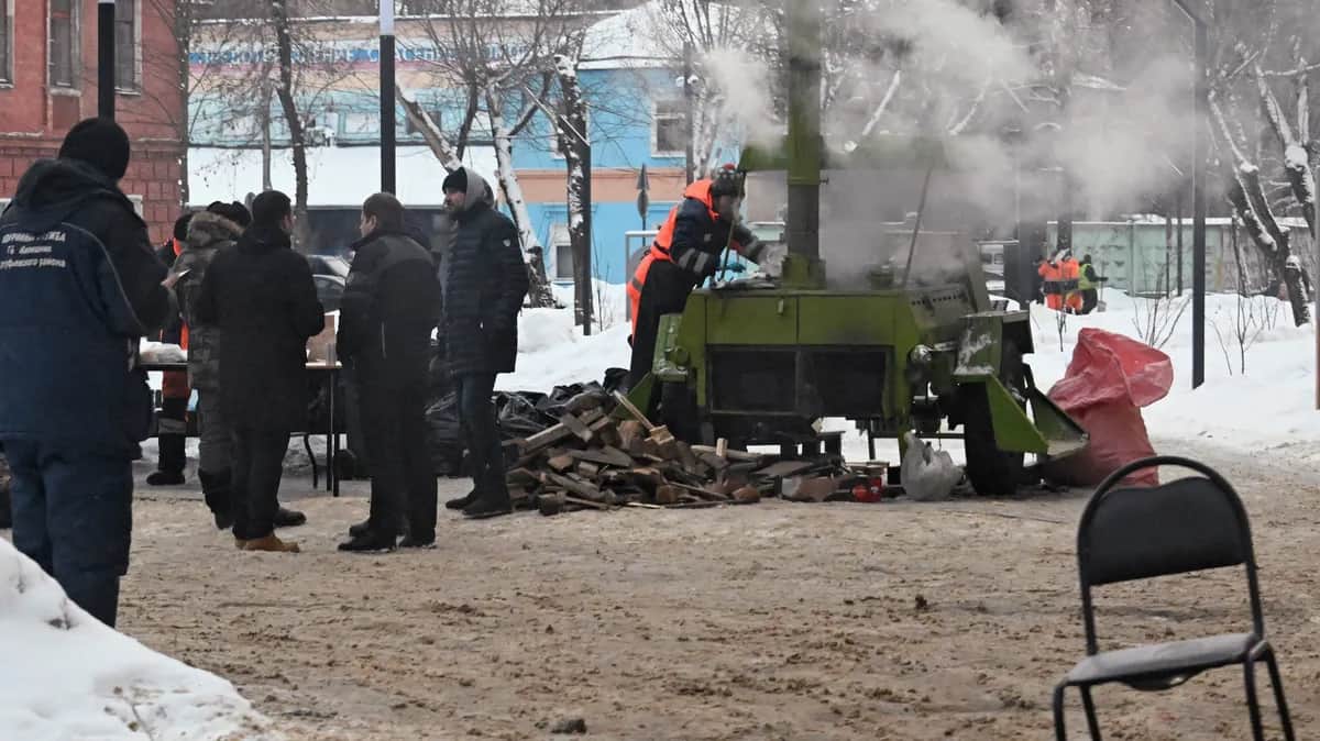 Сотрудники аварийных служб около территории Климовского специализированного патронного завода в Подмосковье, 9 января 2024 года. Фото: Анатолий Жданов / Коммерсант / Sipa USA / Vida Press