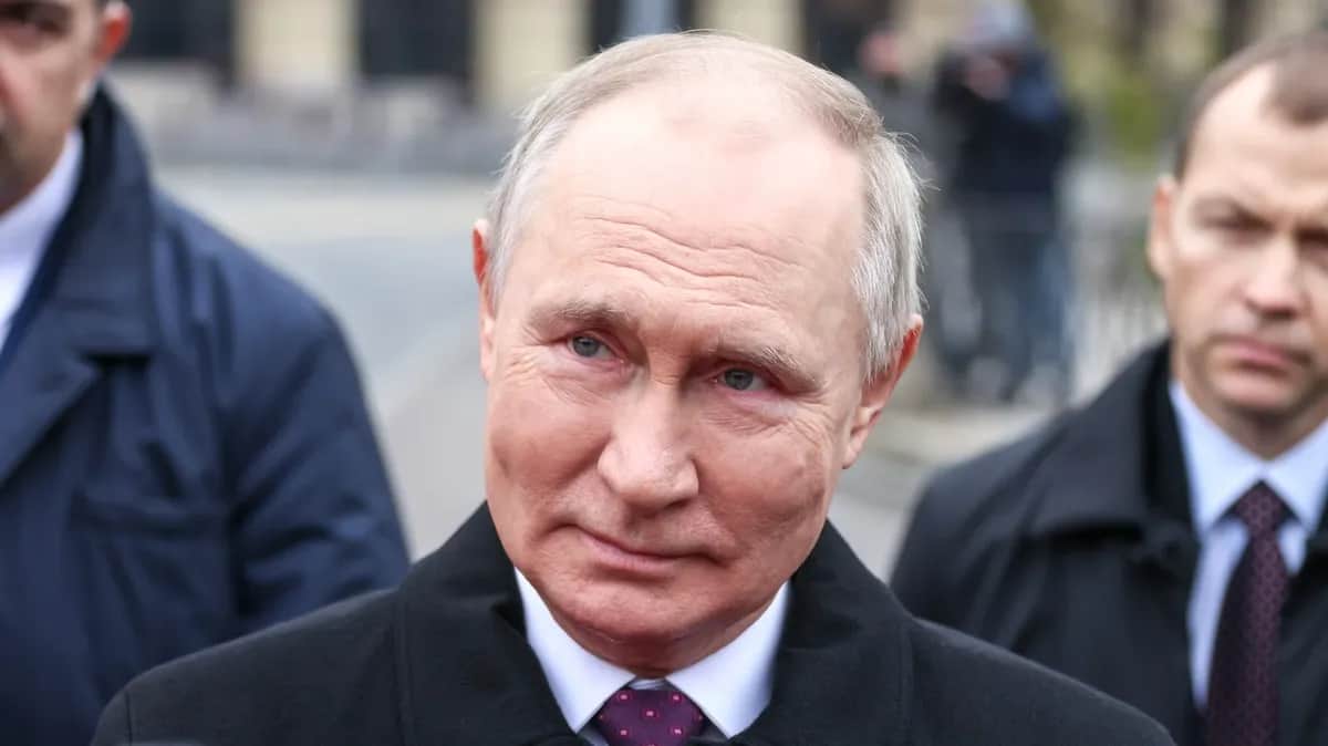 Президент РФ Владимир Путин по окончании церемонии возложения цветов к памятнику Минину и Пожарскому, 4 ноября 2023 года. Фото: kremlin.ru