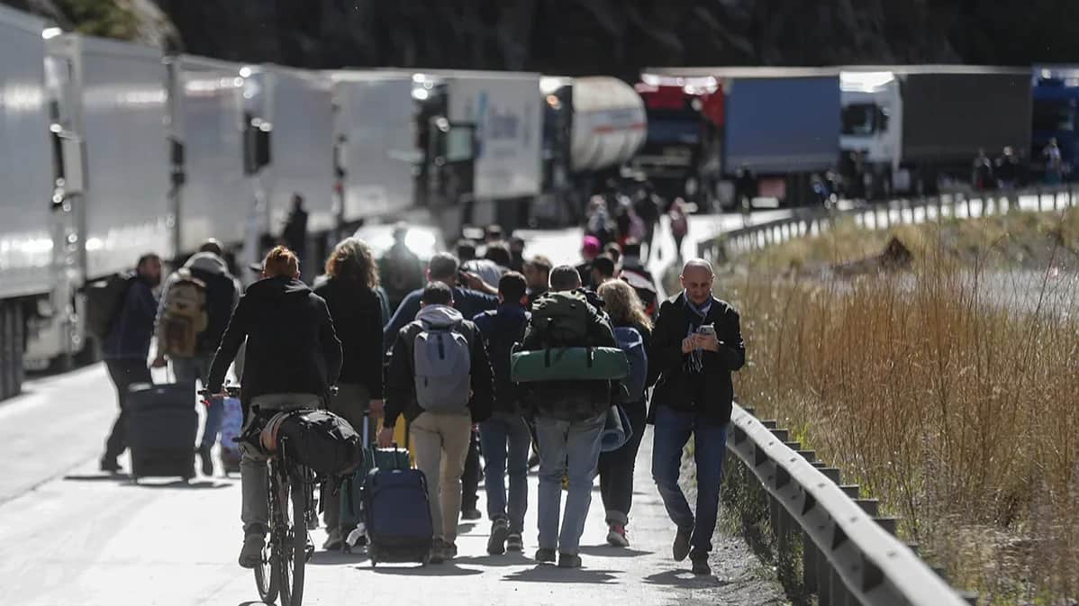 People crossing the Georgian border during mobilisation in Russia, 27 September 2022. Photo: Zurab Kurtsikidze / EPA-EFE