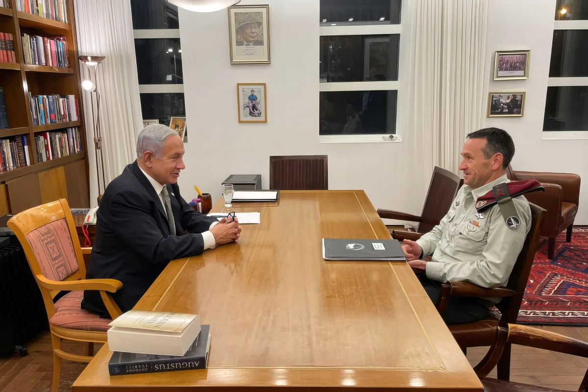 Нетаньяху c начальником Генштаба Армии обороны Израиля Герци Халеви, фото: Офис премьер-министра Израиля (GPU)