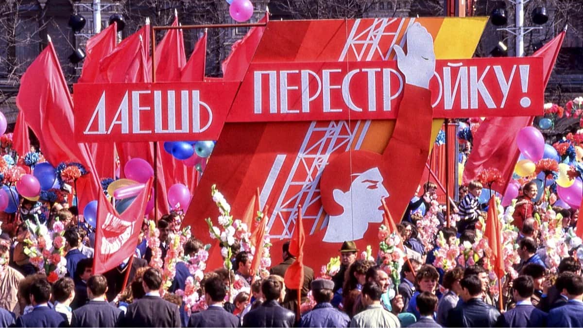 Передвижная платформа с лозунгом в поддержку перестройки во время первомайской демонстрации на Красной площади в Москве, 1 мая 1987 года. Фото: Арнольд Драпкин / ZUMA Press / Vida Press