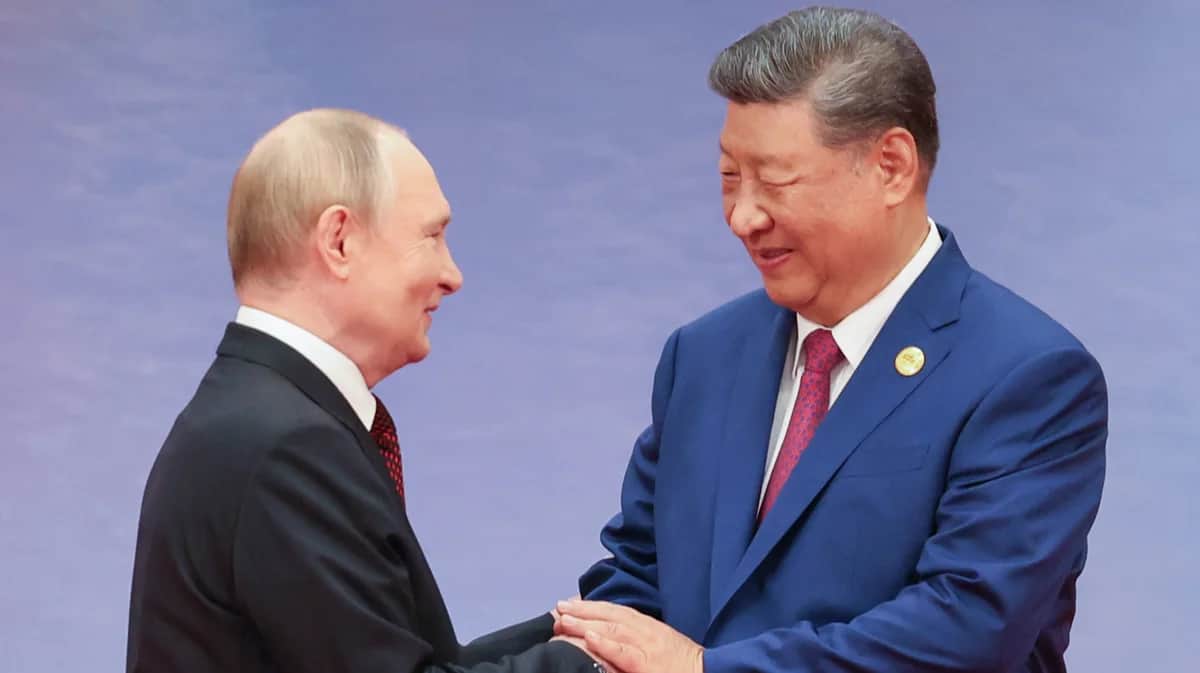 Владимир Путин и председатель КНР Си Цзиньпин жмут руки во время церемонии встречи глав государств Шанхайской организации сотрудничества в Тяньцзине, Китай, 31 августа 2025 года. Фото: Александр Казаков / Спутник / Kremlin / EPA