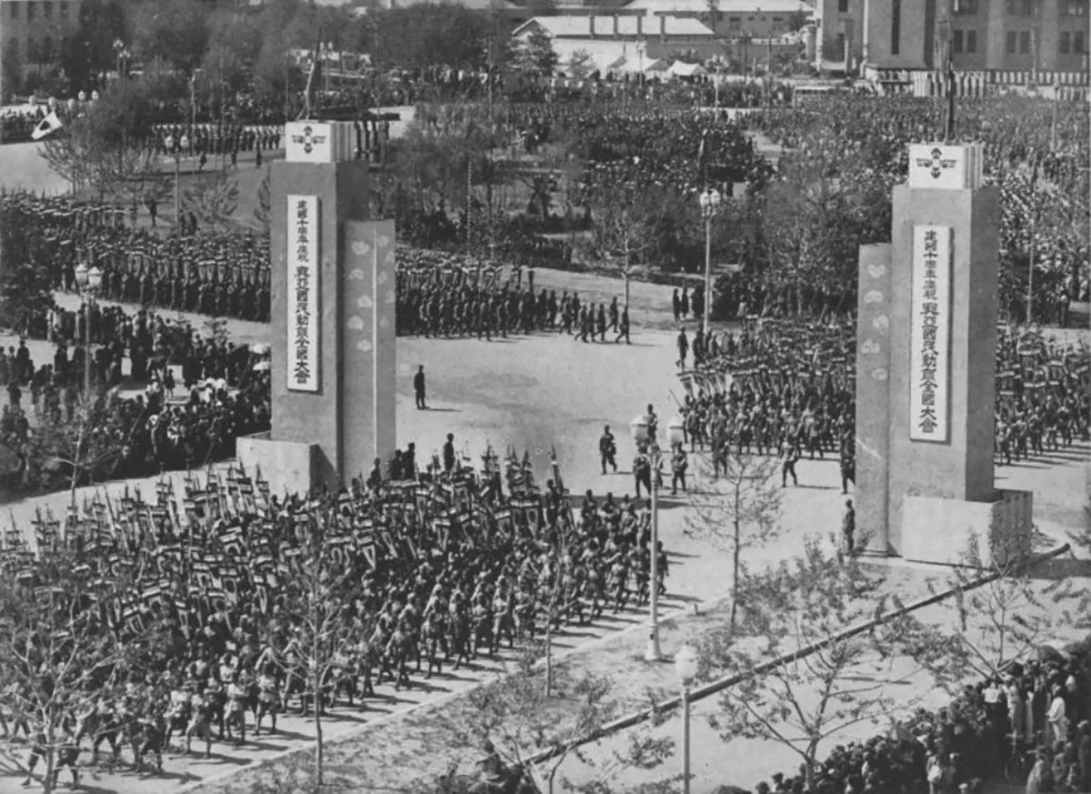 Синьцзин, Маньчжоу-Го. Празднование десятилетия основания государства Маньчжоу-Го на оккупированной Японией территории Маньчжурии. Фото: Журнал KOKUSAI JOHO SHA (The International Graphic) №7 от 1 июля 2602 (1942) года