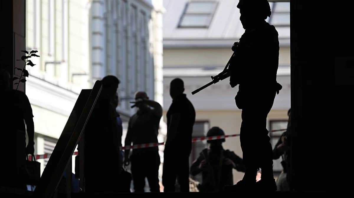 Сотрудник правоохранительных органов у штаб-квартиры российского онлайн-ритейлера Wildberries. Фото: Рамиль Ситдиков / IMAGO / Scanpix / LETA