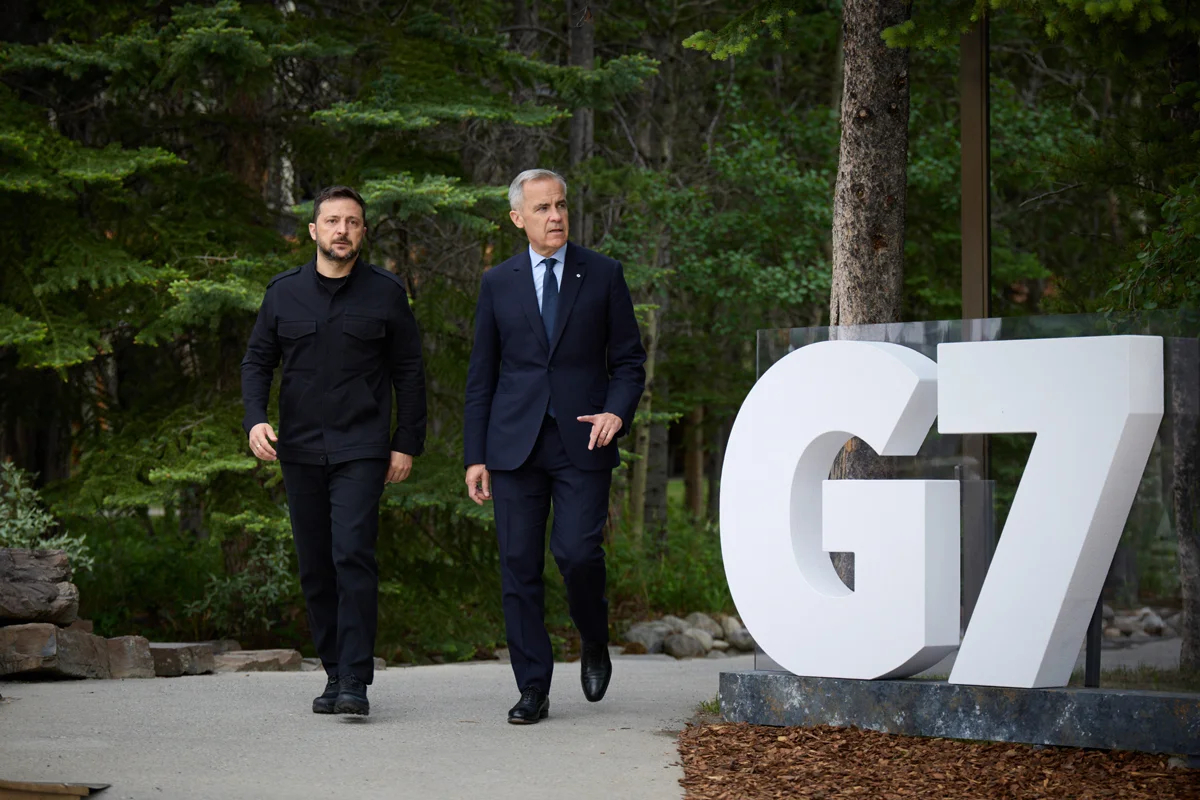 Премьер-министр Канады Марк Карни и Владимир Зеленский на саммите G7 в Кананаскисе, Канада, 17 июня 2025 года. Фото: <a data-sk="tooltip_parent" data-stringify-link="https://www.president.gov.ua/en/news/mi-mayemo-tisnuti-dali-na-rosiyu-v-usih-napryamah-shob-nares-98481" href="https://www.president.gov.ua/en/news/mi-mayemo-tisnuti-dali-na-rosiyu-v-usih-napryamah-shob-nares-98481" rel="noopener noreferrer" target="_blank">офис президента Украины</a>
