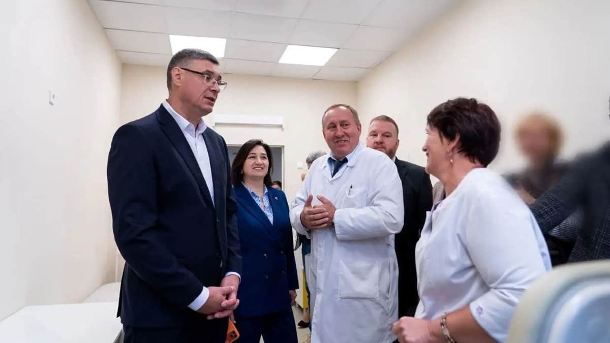 Владимирские власти заблюрили журналистку, задавшую губернатору вопрос о закрытии роддома. Сам глава региона пригрозил ей судом