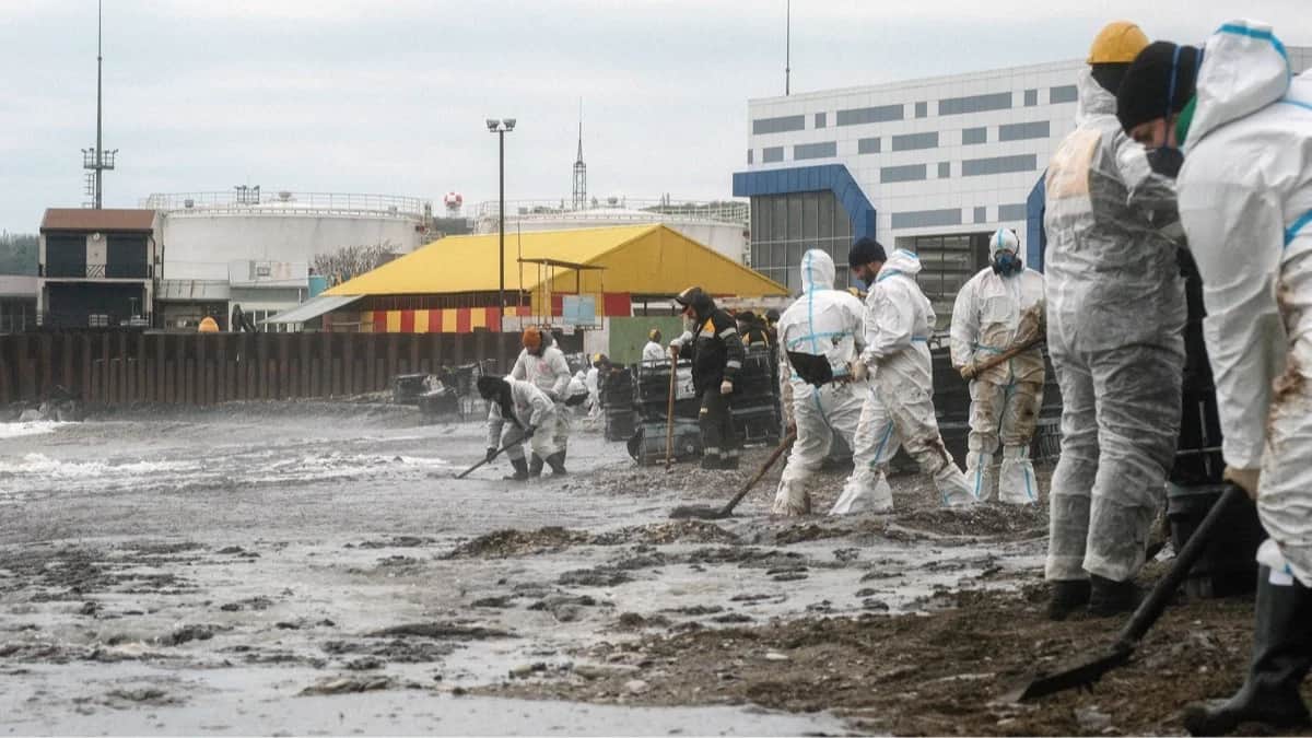 Ликвидация последствия разлива нефтепродуктов на побережье в районе морского терминала в Туапсе, Краснодарский край, 25 апреля 2026 года. Фото: Борис Морозов / Спутник / Imago Images / Scanpix / LETA<br>