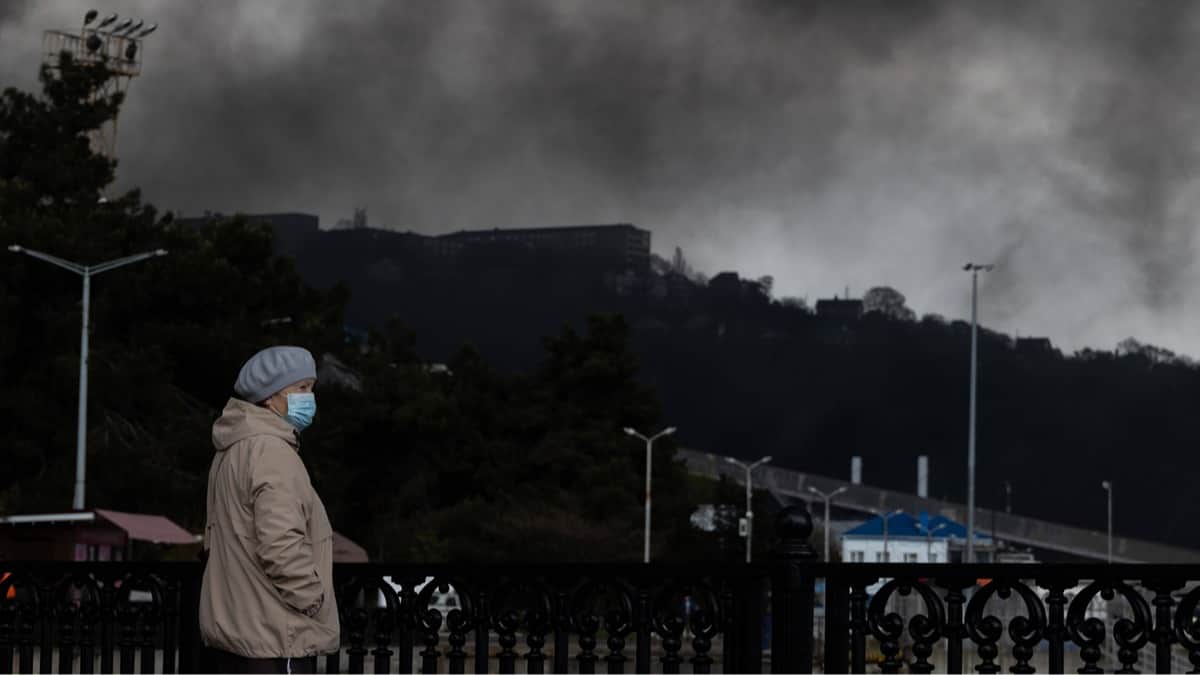Густой дым над нефтеперерабатывающим заводом и морским терминалом в Туапсе после атаки беспилотников, 2 мая 2026 года. Фото: Мария Семенова / Sipa / Scanpix / LETA