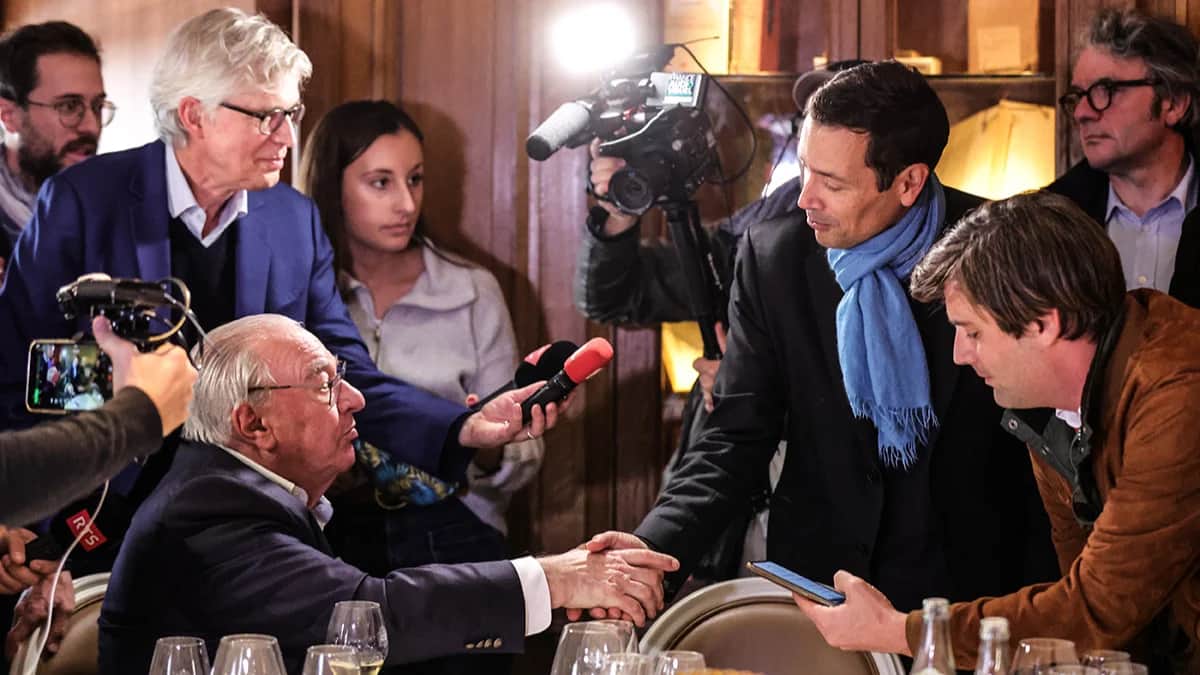 Французский писатель Жан-Батист Андреа пожимает руку председателю жюри Гонкуровской премии Дидье Декуану в ресторане Drouant после получения Гонкуровской литературной премии 2023 года за книгу "Veiller sur elle" в Париже, Франция, 07 ноября 2023 года.<br>
Фото: Teresa Suarez / EPA