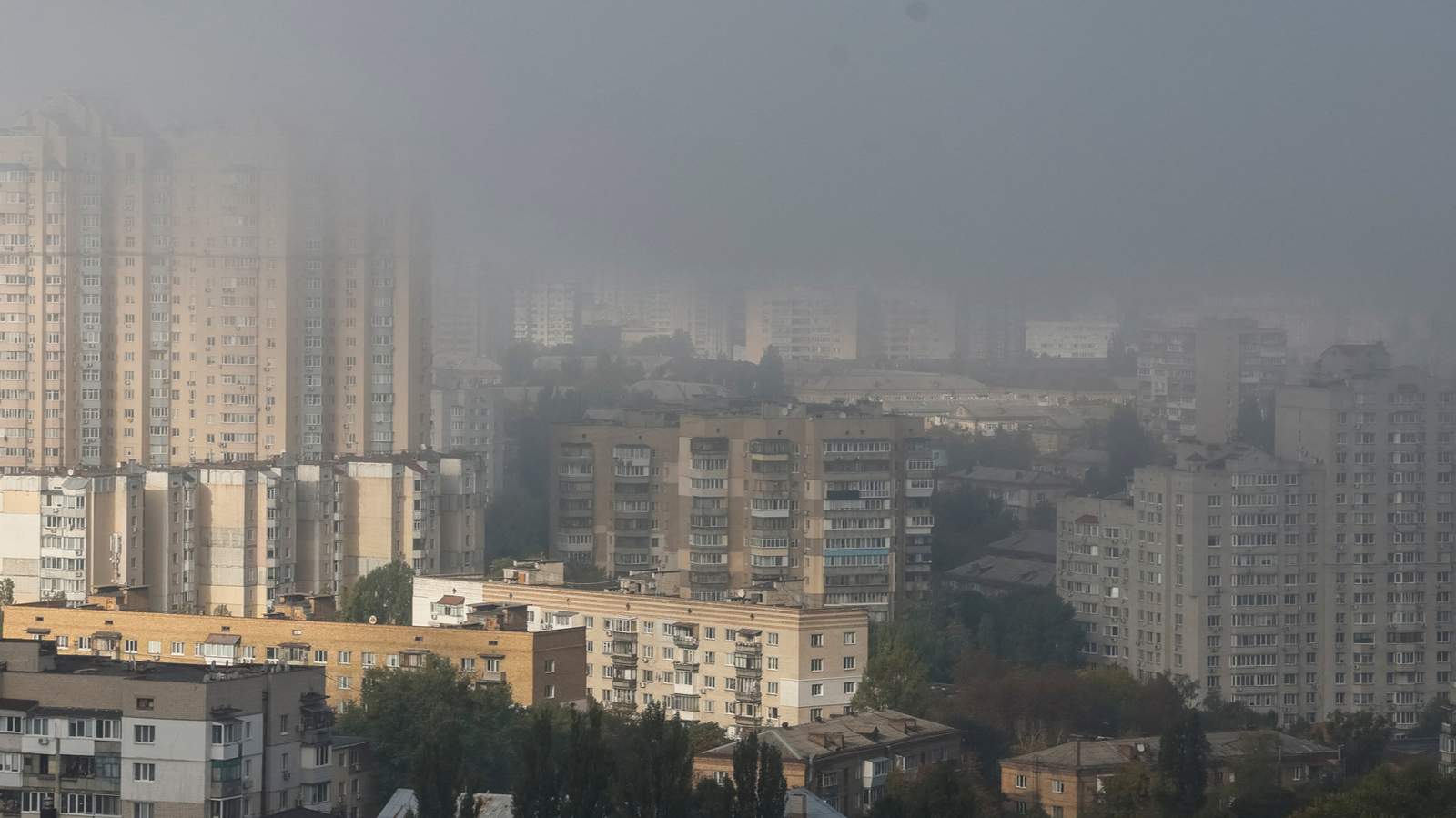Клубы дыма во время российской атаки. Киев, Украина. 30 сентября 2026 года. Фото: Gleb Garanich / Reuters / Scanpix / LETA