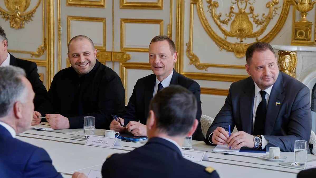 &nbsp;Дипломатический советник президента Франции Эммануэль Бонн (в центре), руководитель Офиса президента Украины Андрей Ермак (справа) и министр обороны Украины Рустем Умеров (в центре слева) на встрече с делегациями США, Германии и Великобритании в Париже, 17 апреля 2025 года. Фото: Ludovic Marin / AP Photo / Scanpix / LETA