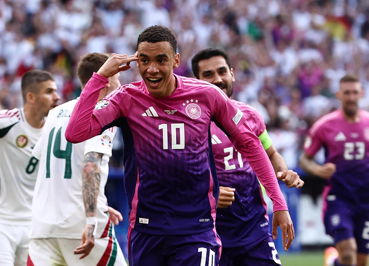 Джамал Мусиала (Германия) празднует победу, забив первый гол во время футбольного матча группы А Евро-2024 между сборными Германии и Венгрии в Штутгарте, Германия, 19 июня 2024 года. Фото: Anna Szilagyi / EPA-EFE
