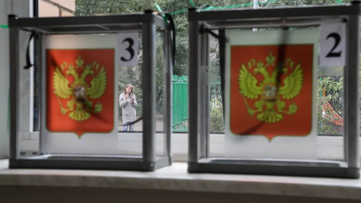 Урны для голосования на избирательном участке в Москве. Фото: EPA-EFE / MAXIM SHIPENKOV