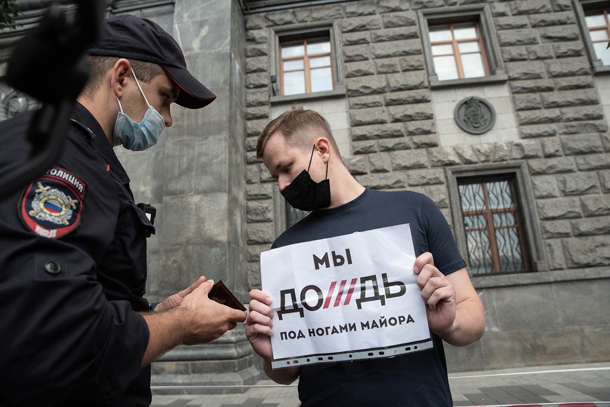 Одиночный пикет медиа-специалиста Александра Музалевского в поддержку телеканала «Дождь». Фото: Новая Газета