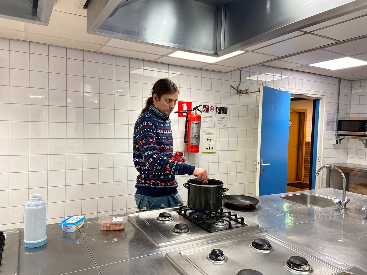 Илья нашел работающую конфорку. Фото автора