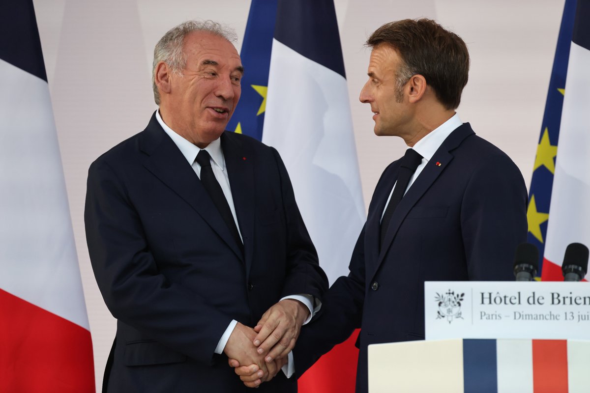 Премьер-министр Франции Франсуа Байру и президент Эммануэль Макрон в Париже, Франция, 13 июля 2025 года. Фото: Ludovic Marin / EPA