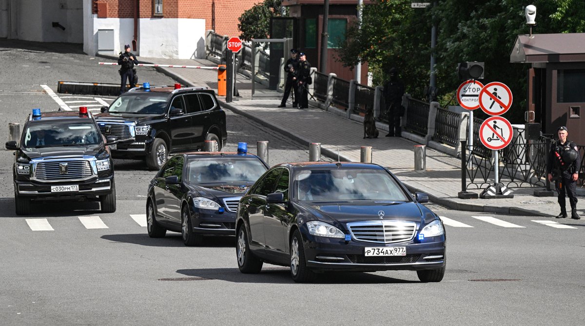 Кортеж с Стива Уиткоффа покидает территорию Кремля после его встречи с Владимиром Путиным, Москва, 6 августа 2025 года. Фото: Илья Питалев / Спутник / Kremlin / EPA