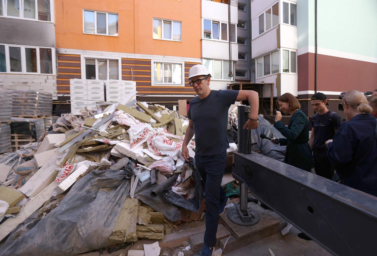 Мишель Хазанавичус посещает пострадавший от российского обстрела дом в Ирпене, Киевская область, 7 сентября 2023 года. Фото: Anatolii Stepanov / AFP / Scanpix / LETA