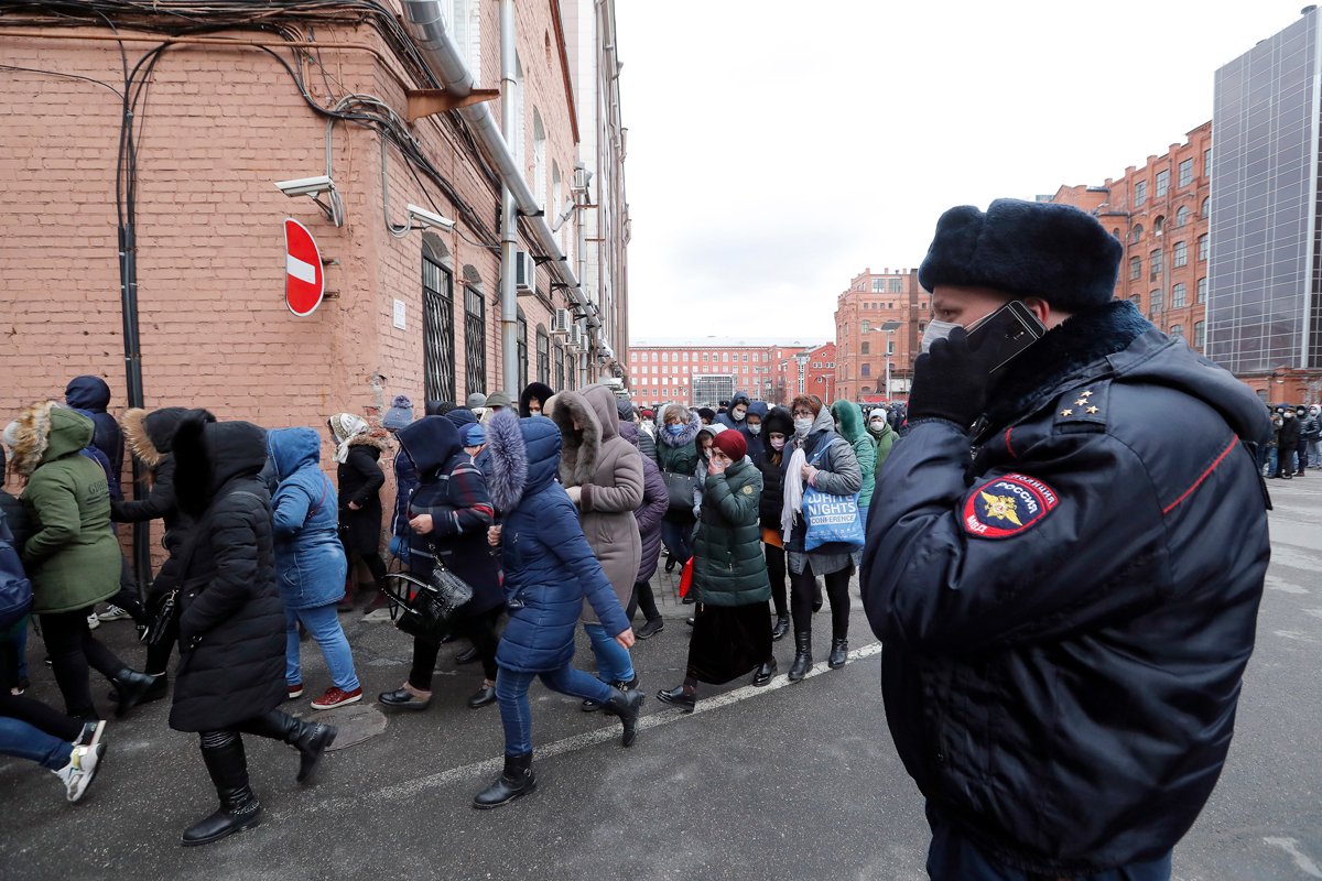 Мигранты направляются в центр миграционного контроля, Санкт-Петербург, 3 апреля 2020 года. Фото: Анатолий Мальцев / EPA
