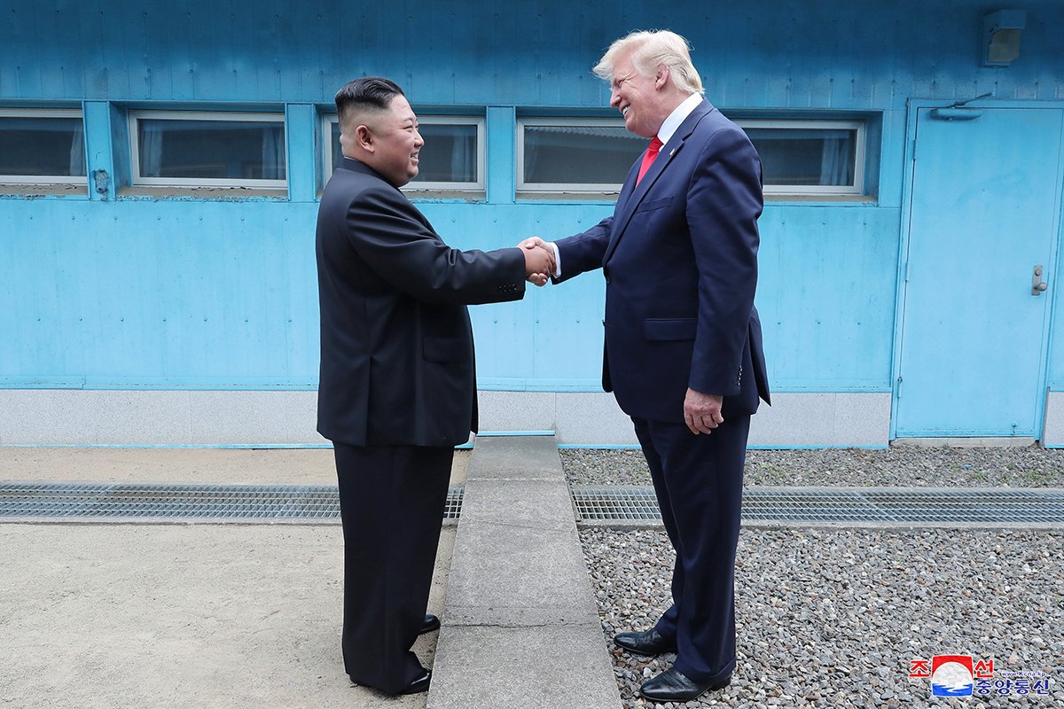 Президент США Дональд Трамп пожимает руку северокорейскому лидеру Ким Чен Ыну в деревне Пханмунджом в демилитаризованной зоне, которая разделяет две Кореи, 30 июня 2019 года. Фото: EPA-EFE / KCNA