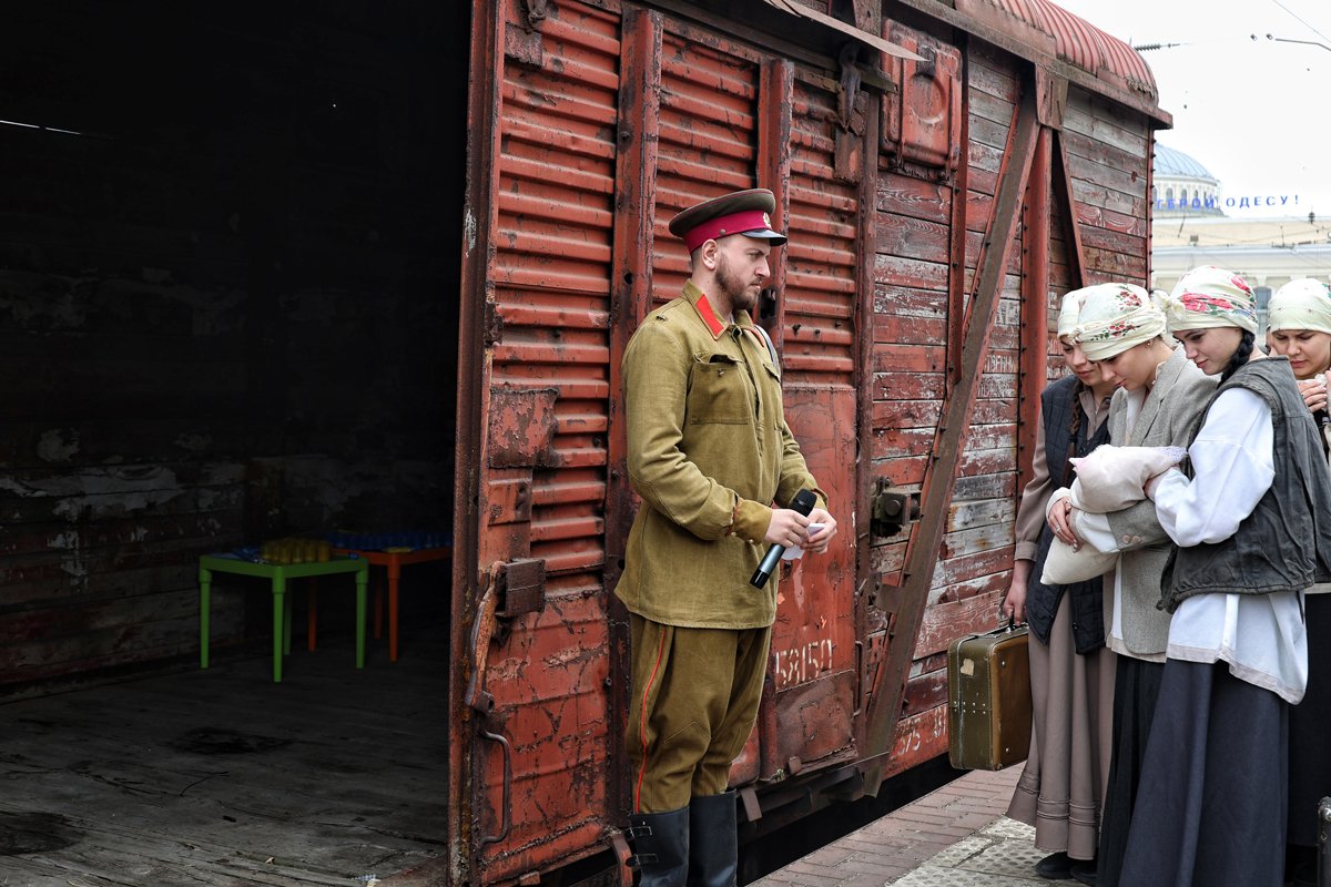 Реконструкция сцены депортации крымских татар у вагона на вокзале в Одессе, 18 мая 2024 года. Фото: Ukrinform / Sipa USA / Vida Press