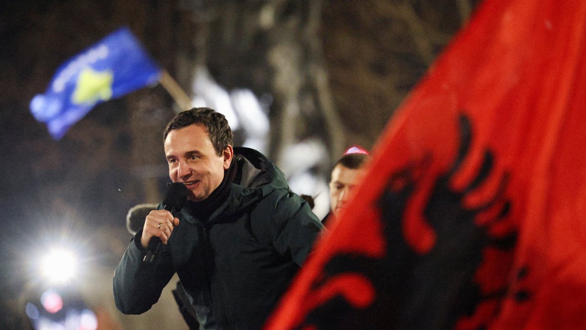 Премьер-министр Косова и лидер правящей партии Альбин Курти обращается к сторонникам, Приштина, 10 февраля 2025 года. Фото: Florion Goga / Reuters / Scanpix / LETA