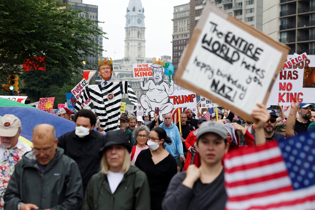 Участники акции «Никаких королей» в Филадельфии, Пенсильвания, 14 июня 2025 года. Фото: Rachel Wisniewski / Reuters / Scanpix / LETA