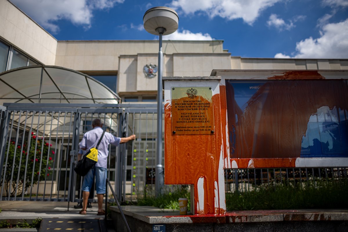 Вывеска у российского посольства, облитая красной жидкостью, Прага, 9 июля 2024 года. Фото: Martin Divisek / EPA