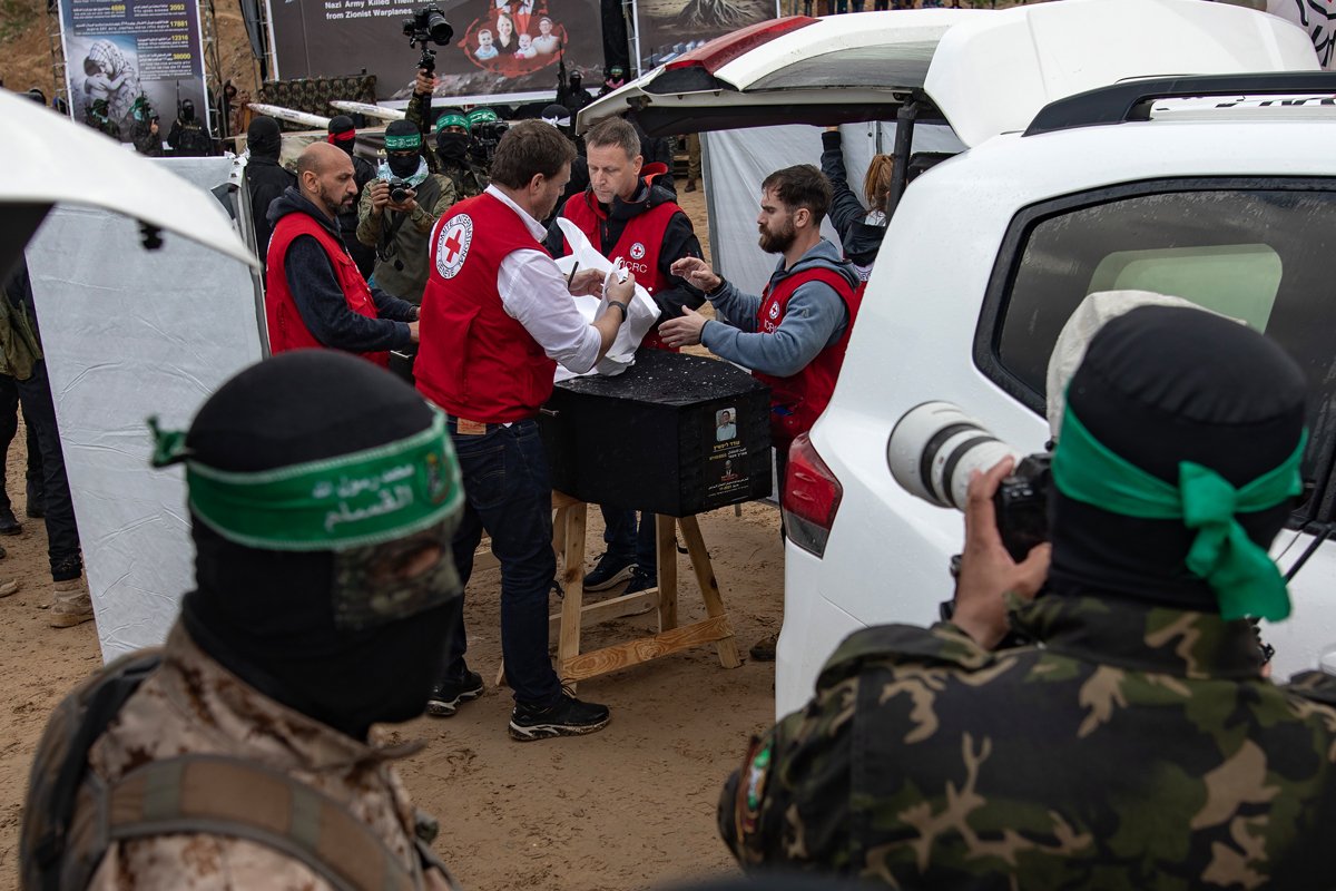Палестинские боевики передают гроб с телом заложника Красному Кресту, Хан-Юнис, сектор Газа, 20 февраля 2025 года. Фото: Haitham Imad / EPA