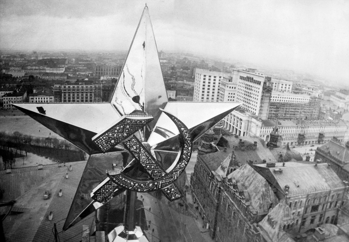 Советская рубиновая звезда на Никольской башне Кремля после замены царских орлов, Москва, СССР, 7 ноября 1935 года. Фото: TopFoto / LETA / Scanpix