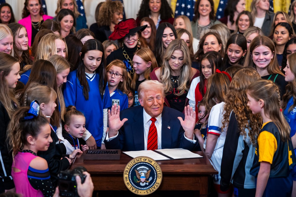 Дональд Трамп подписывает указ о запрете трансгендерных спортсменов в женском спорте, 5 февраля 2025 года. Фото: Jim Lo Scalzo / EPA