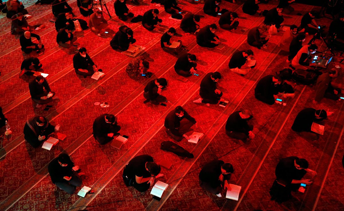 Верующие молятся в одной из мечетей в Тегеране, Иран, 15 мая 2020 года. Фото: Abedin Taherkenareh / EPA