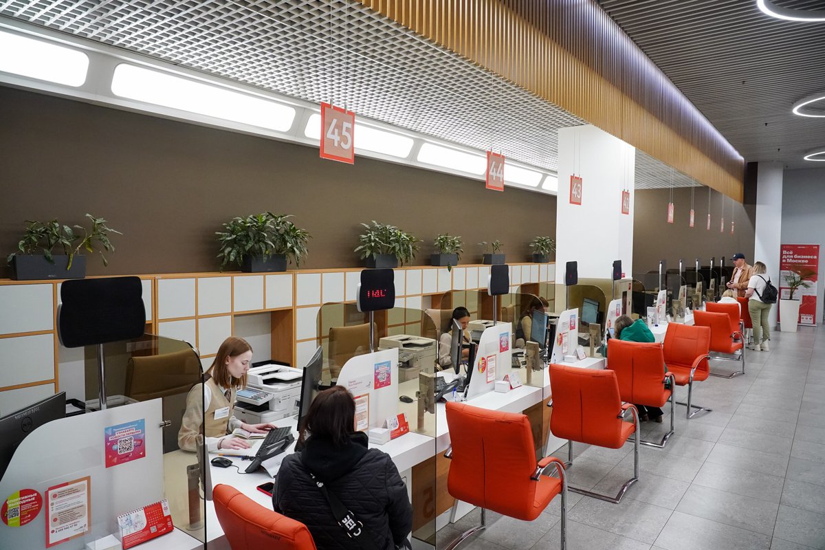 Посетители центра «Мои документы». Фото: Александр Авилов / АГН «Москва»