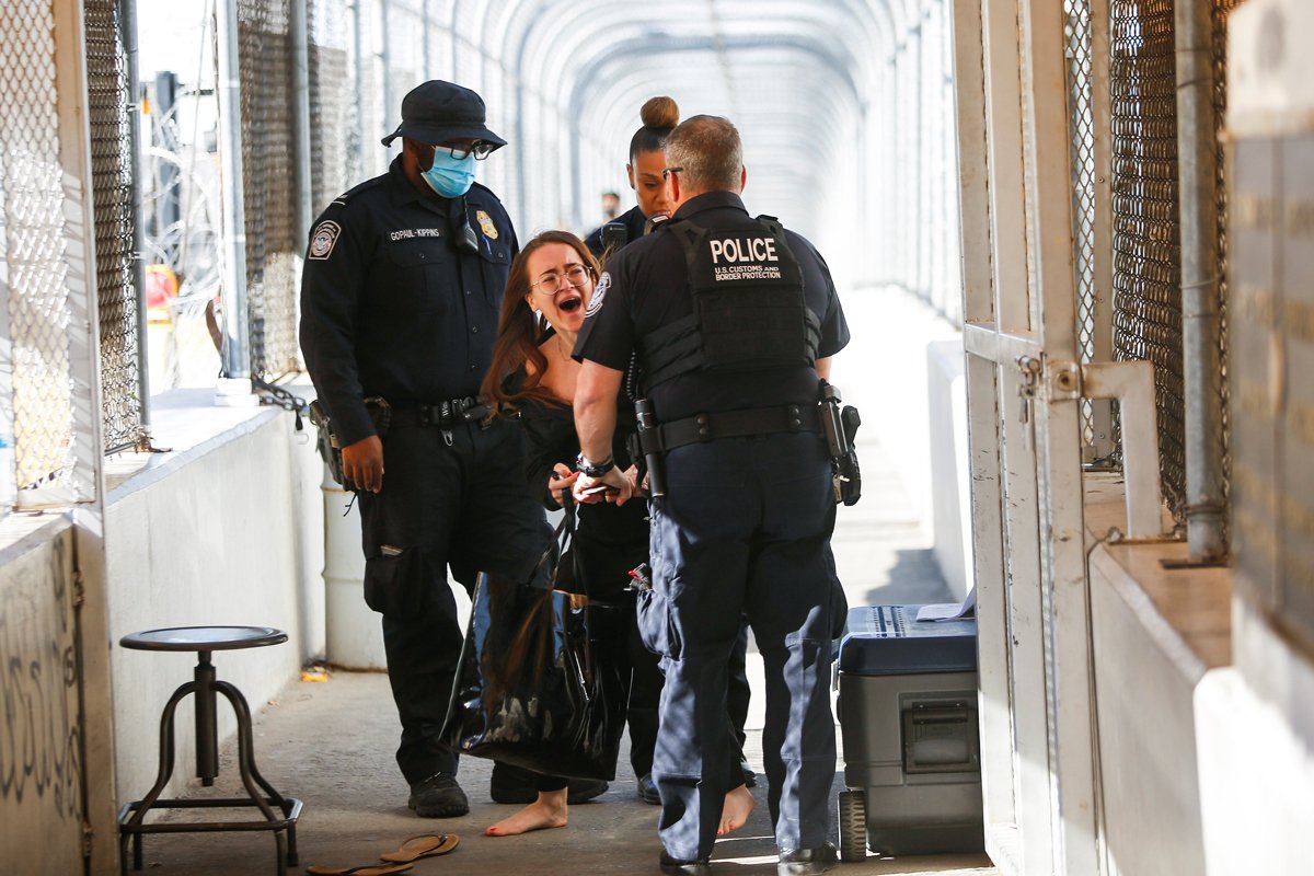 Сотрудники пограничной службы США предотвращают проход девушки из России, планировавшей запросить убежище в США на мосту Америк, Техас, 14 апреля 2022 года. Фото: Jose Luis Gonzalez / Reuters / Scanpix / LETA