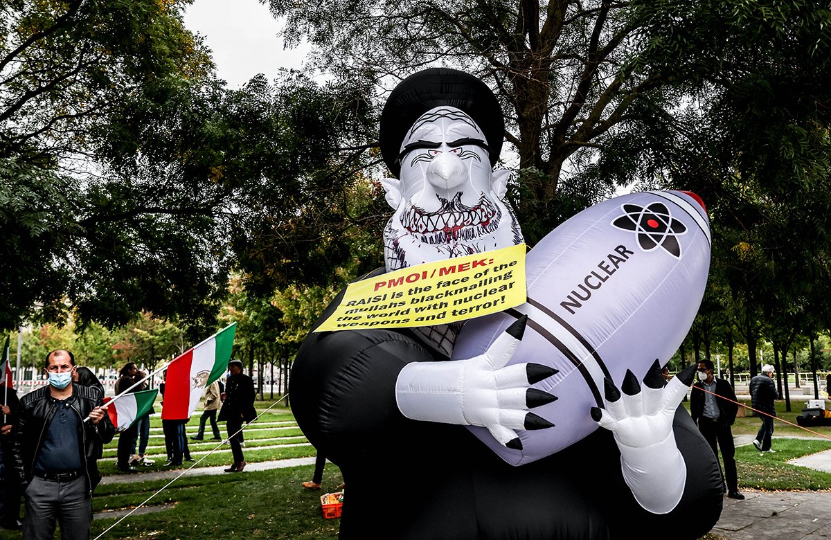 Надувная фигура президента Ирана Ибрагима Рабии во время акции протеста против иранского режима перед зданием канцелярии в Берлине, Германия, 21 сентября 2021 года. Фото: Filip Singer / EPA-EFE