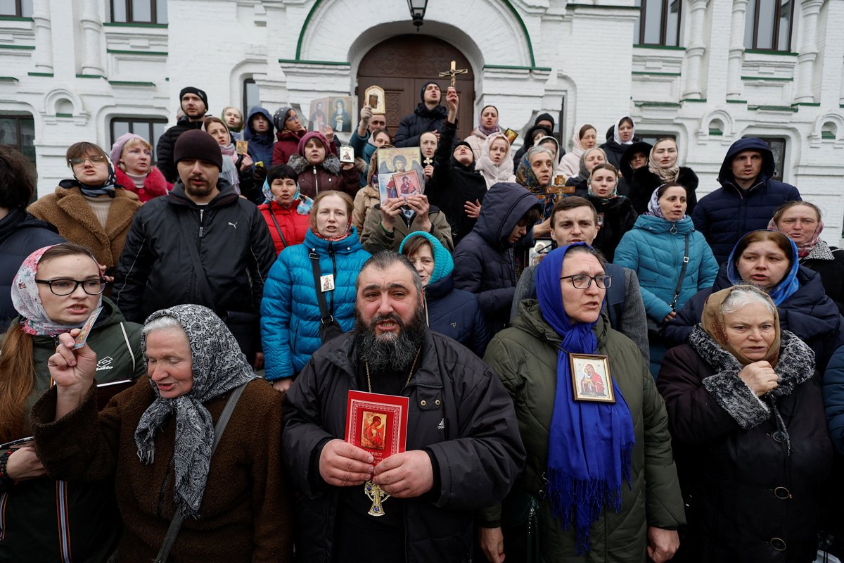 Верующие Украинской православной церкви, обвиняемой в связях с Москвой, молятся, блокируя вход в церковь на территории Киево-Печерской Лавры. Киев, Украина, 31 марта 2023 года. Фото: Valentyn Ogirenko / Reuters / Scanpix / LETA