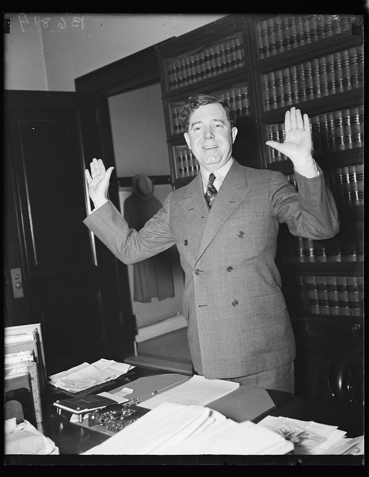 Сенатор Хьюи Лонг в своем кабинете в Капитолии. Фото: Harris & Ewing / Wikimedia