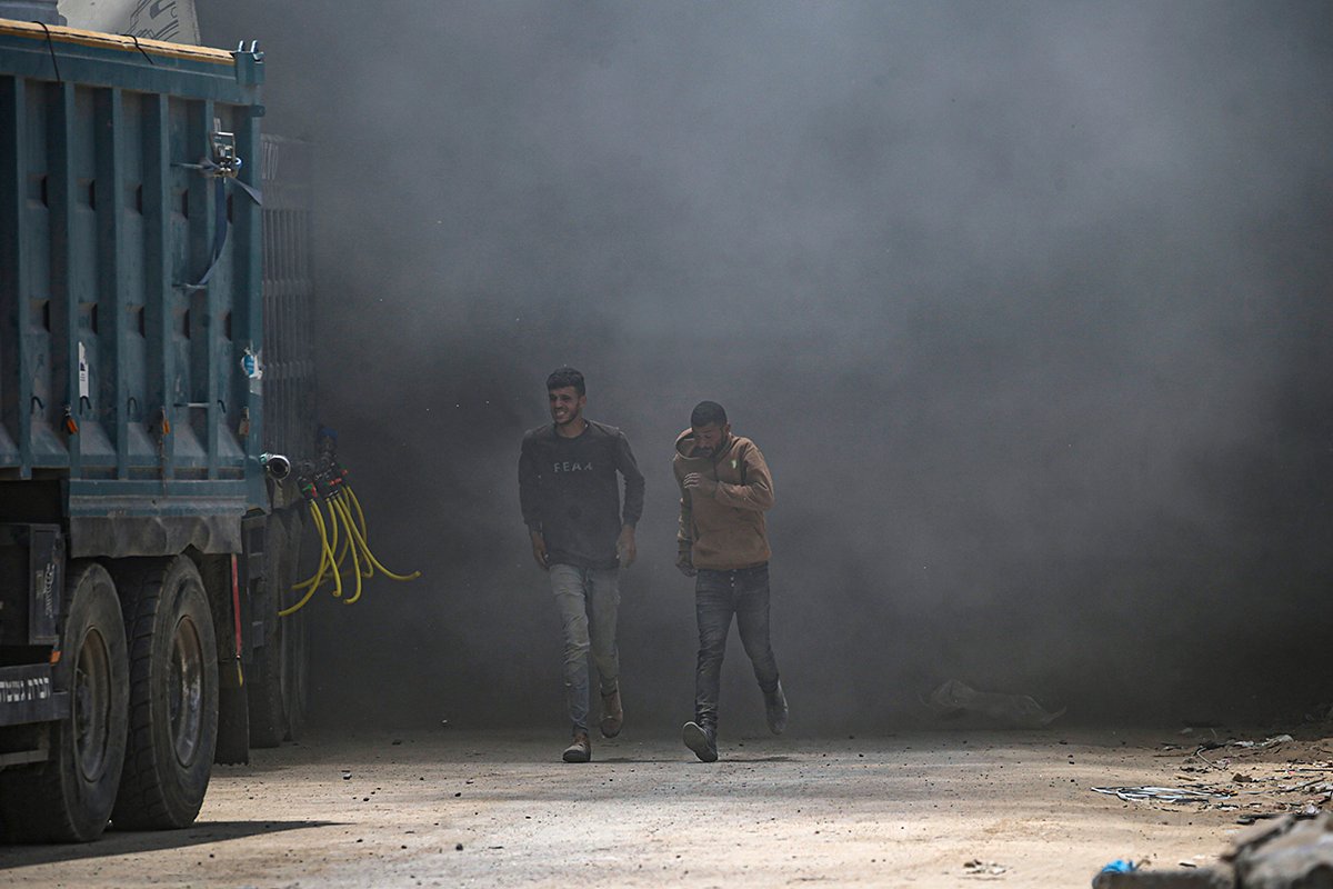 Палестинцы бегут в укрытие в городе Газа, сектор Газа, 23 мая 2025 года. Фото: Mohammed Saber / EPA-EFE