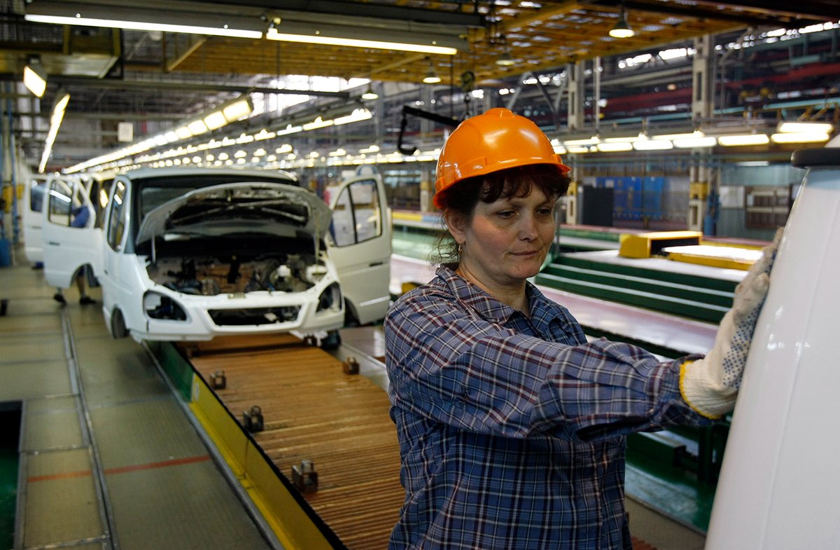 Сборщица на заводе ГАЗ в Нижнем Новгороде, 16 июня 2009 года. Фото: Денис Синяков / REUTERS / Scanpix / LETA