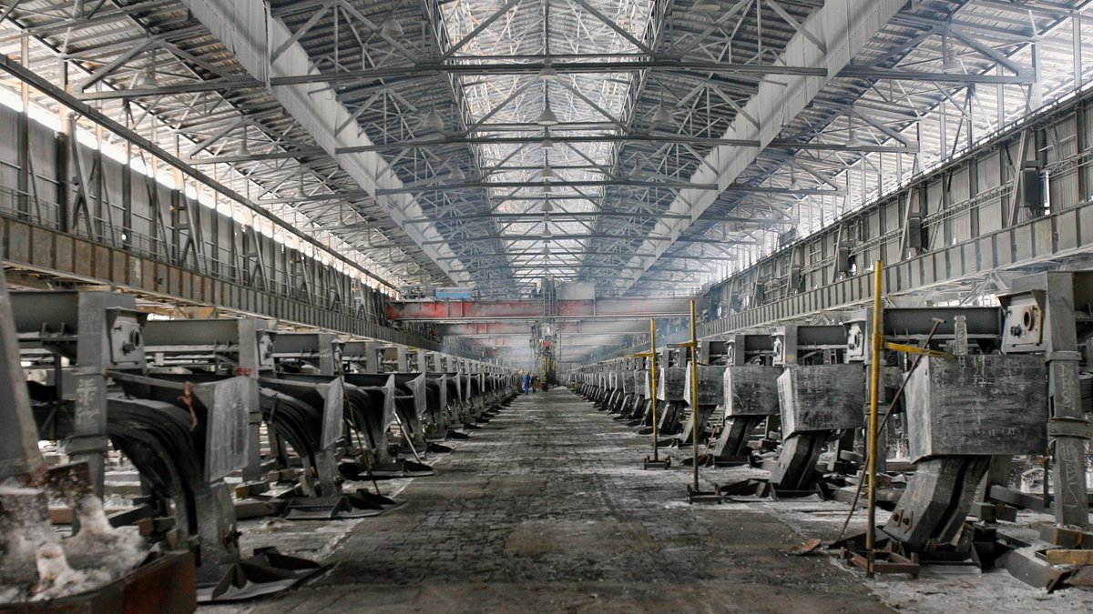 Электролизный цех алюминиевого завода КАП в Подгорице, 9 сентября 2013 года. Фото: Stevo Vasiljevic / Reuters / Scanpix / LETA